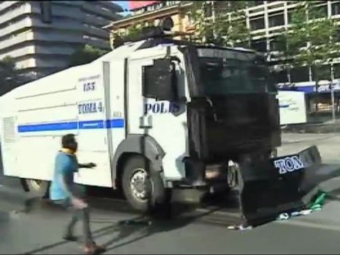 Miles de turcos desafían a Erdogan y a la policía