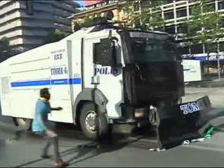 Miles de turcos desafían a Erdogan y a la policía