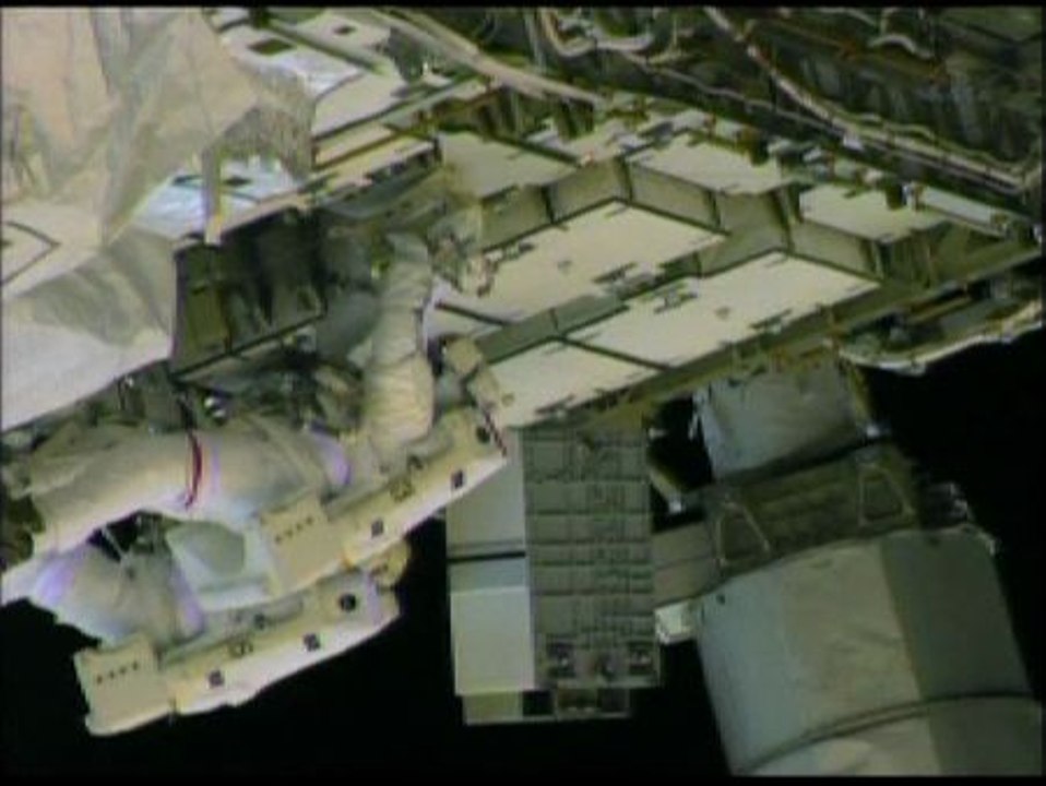 Dos astronautas inician la reparación de una avería en la Estación Espacial Internacional