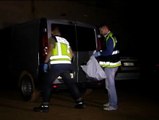 La policía registra la finca donde aparecieron los cadáveres de la pareja de holandeses