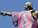 Polémica en Barcelona por vestir a Colón con la nueva camiseta del Barça