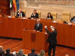 Un exdiputado de IU arroja billetes a Monago