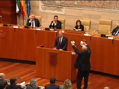 Un exdiputado de IU arroja billetes a Monago