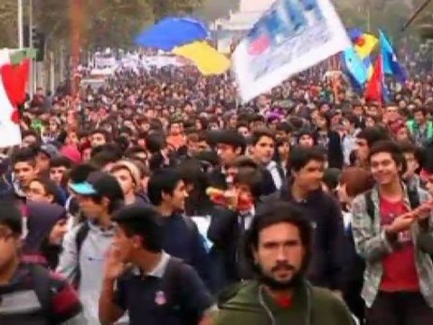 Multitudinaria manifestación en Chile por una educación gratuita y de calidad