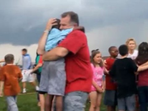 Los serviciones de emergencia continúan buscando supervivientes bajo los escombros