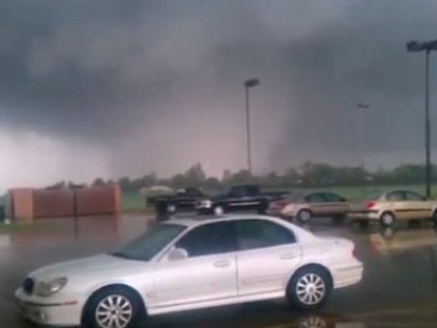 Imágenes grabadas por un videoaficionado del terrible tornado en Oklahoma
