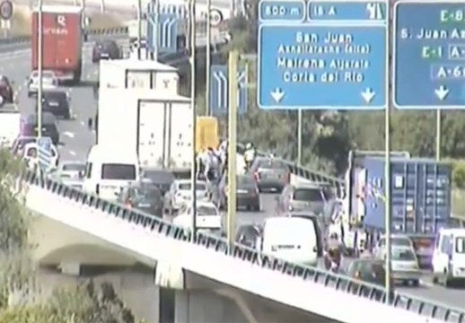 Rescatado un niño cabalgando por una autovía en sentido contrario