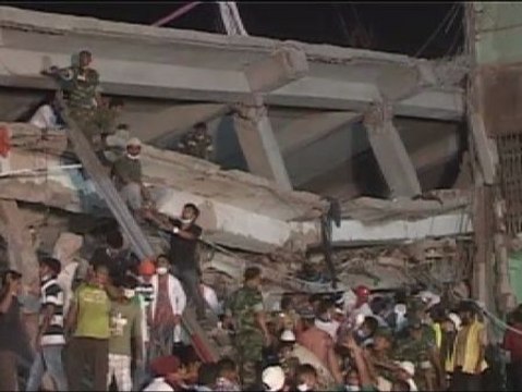 Continúan apareciendo supervivientes bajo los escombros en Bangladesh