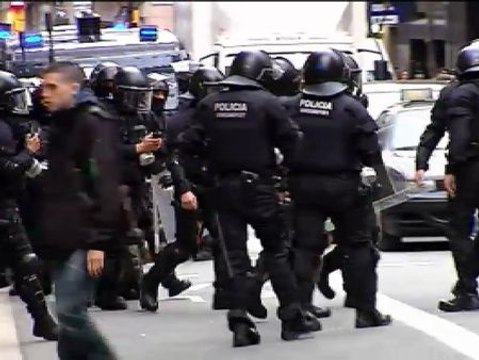 Más de un centenar de personas se manifiesta contra los recortes y con consignas antisistema en Barcelona