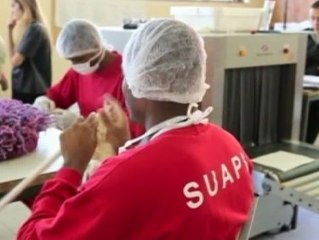 Un grupo de presos brasileños hace punto para reinsertarse