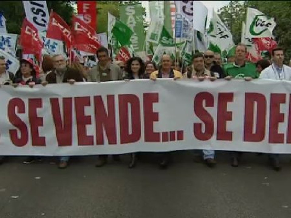 Miles de personas participan en el centro de Madrid en una nueva marea blanca