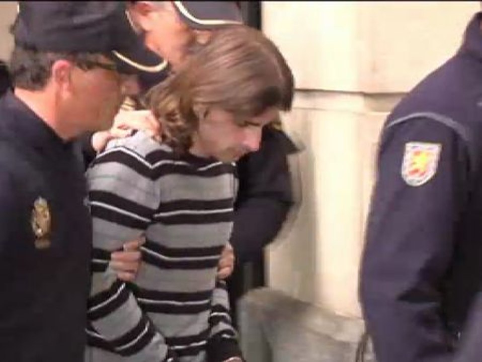 Abucheos a la llegada de Carcaño a los juzgados