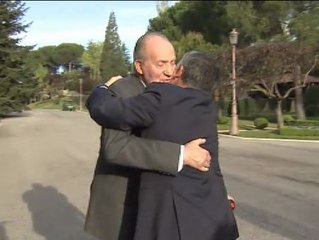 Amistoso abrazo entre reyes