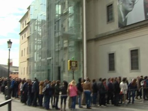 Largas colas en el primer día para ver la exposición de Dalí