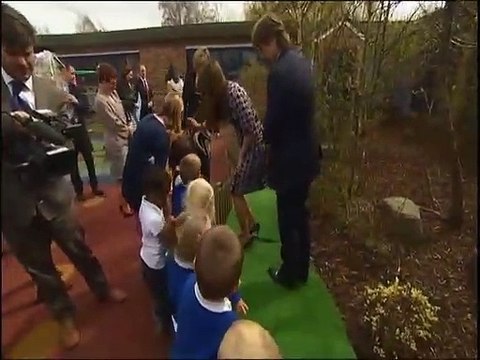 Kate Middleton, embarazada de seis meses, planta un árbol