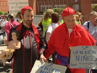 Multitudinaria manifestación en Madrid de familiares de &#039;niños robados&#039;
