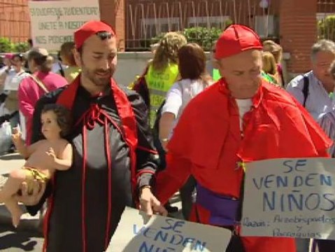 Multitudinaria manifestación en Madrid de familiares de 'niños robados'