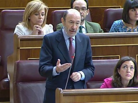 Rubalcaba pide a Rajoy que le dé un respiro a la gente