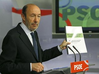 Rubalcaba centra en el empleo y en la reforma fiscal su plan de reactivación económica