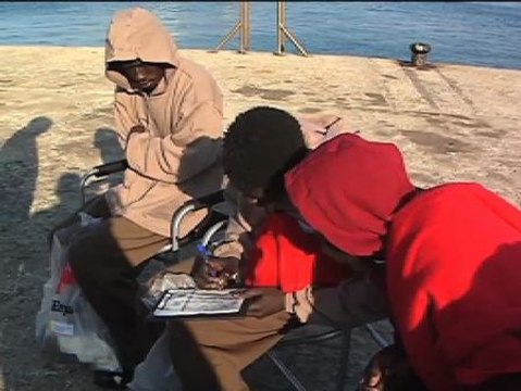 32 inmigrantes llegan a Tarifa en lanchas de juguete