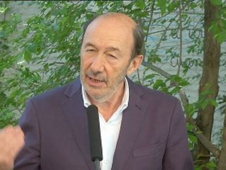 Rubalcaba visita una barriada madrileña para hablar de pobreza