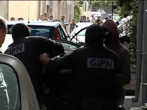 El etarra Igor Uriarte da numerosos 'vivas' a ETA al término de los registros en Montpellier