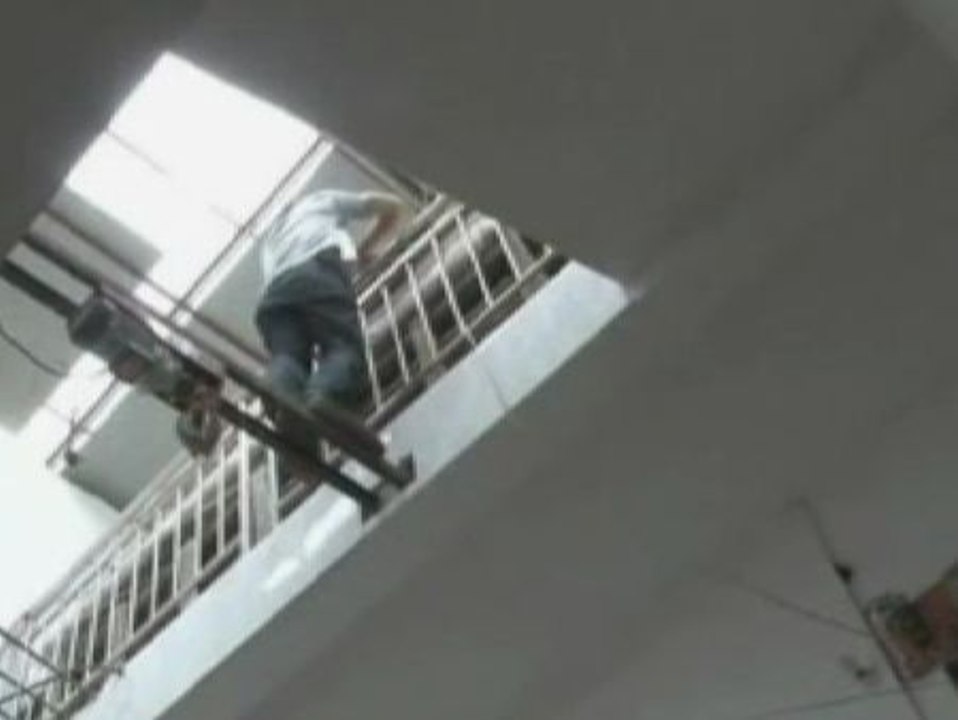 Bomberos chinos evitan in extremis el suicidio de un joven drogadicto