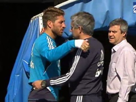 Significativo abrazo entre Ramos y Mourinho en la vuelta a la rutina del Real Madrid