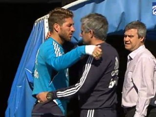 Significativo abrazo entre Ramos y Mourinho en la vuelta a la rutina del Real Madrid