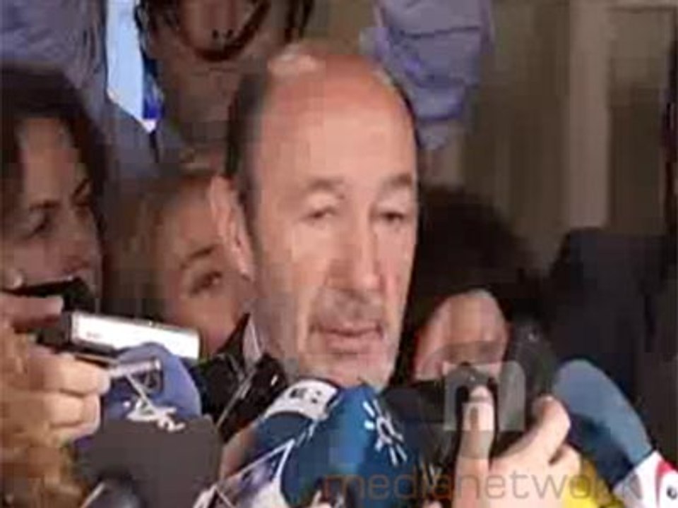 Rubalcaba quiere ayudar al Gobierno, y le pide que cambie la política económica