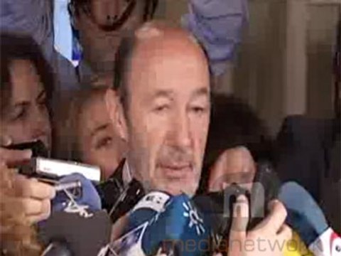 Rubalcaba quiere ayudar al Gobierno, y le pide que cambie la política económica