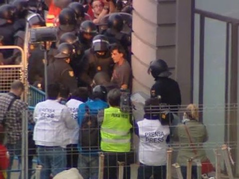 La policía detiene a un hombre por desorden público