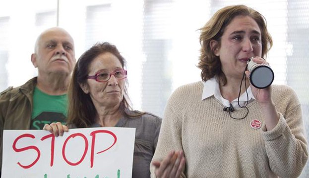 Colau pide la dimisión de Cifuentes por vincular a la PAH con ETA