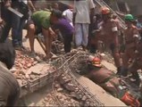 110 y más de 800 heridos al derrumbarse varios edificios de un polígono industrial en Bangladesh
