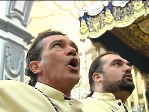 Antonio Banderas participa como un hermano más en la Semana Santa malagueña