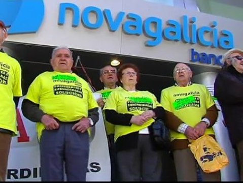 Afectados por las preferentes protestan ante NovaGalicia Banco