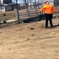 Cette fille a du mal à jouer au softball mais elle apprend vite