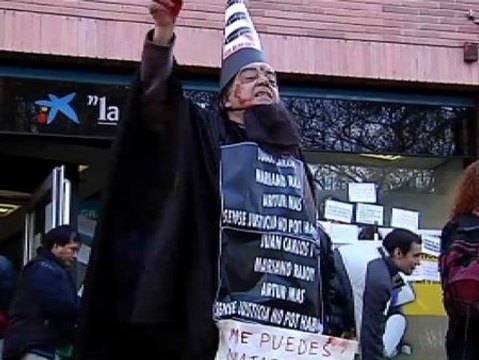 Un grupo de familias ocupa un edificio de obra nueva en Barcelona
