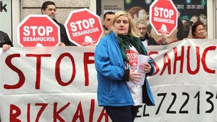 La plataforma Stop Desahucios protesta contra Cifuentes en Bilbao
