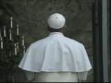 El papa reza a la virgen en el Santuario de Lourdes del Vaticano