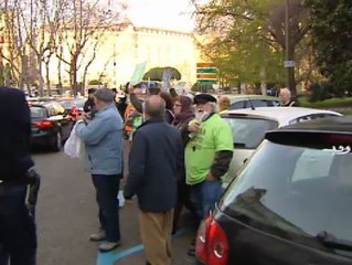 Afectados por las preferentes abuchean al Luis De Guindos