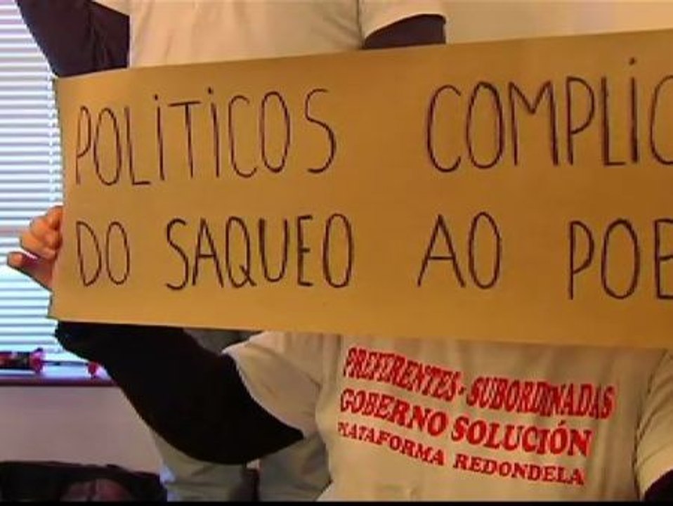 Los afectados por las preferentes boicotean el pleno municipal