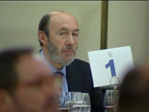 Rubalcaba intenta poner orden en el PSOE