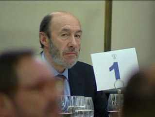 Rubalcaba intenta poner orden en el PSOE