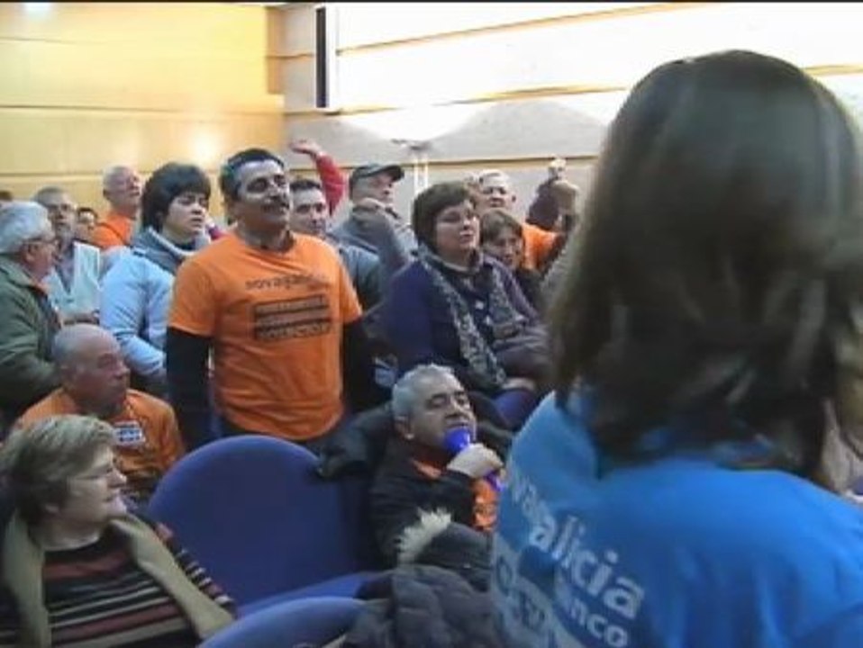 Afectados por las preferentes ocupan el Ayuntamiento hasta las cinco de la mañana