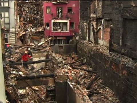Incertidumbre entre los vecinos desalojados por el incendio de Bermeo