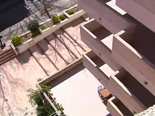 Un joven británico muy grave al caerse desde el balcón de su apartamento