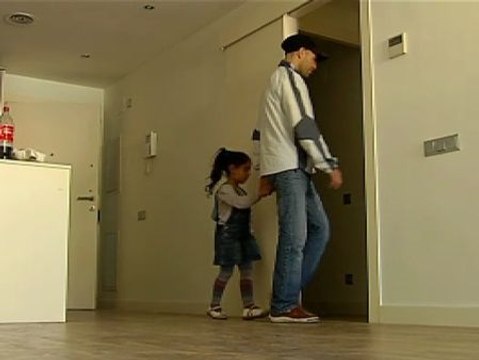 Desahuciados ocupan el edificio vacío de un banco