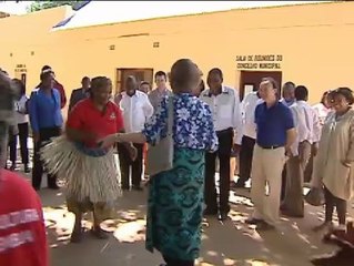 La Reina baila la 'chingomana' en Mozambique