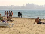 Las playas de Alicante se llenan de bañistas ante la llegada del buen tiempo.